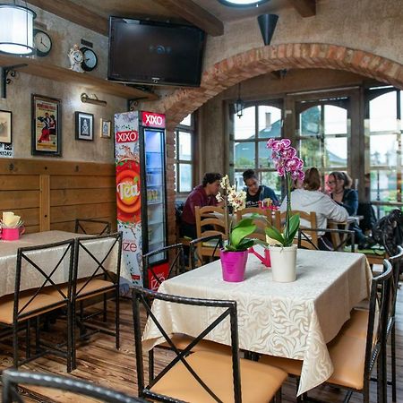 Clock Cafe Pizzeria Es Panzio Hotel ไฮจ์ดุสโซบอสโล ภายนอก รูปภาพ