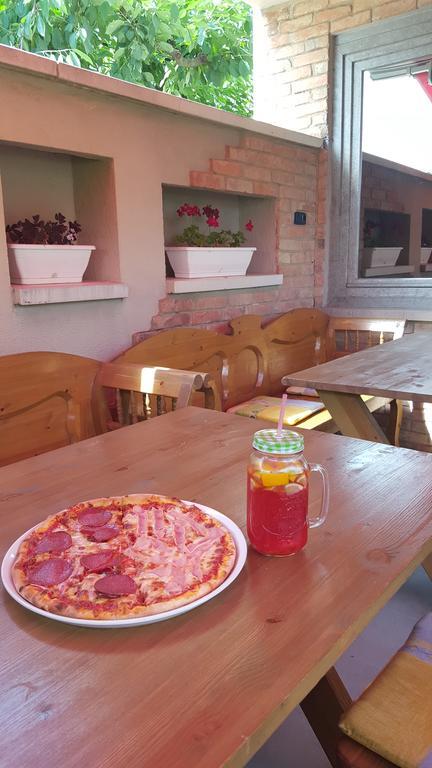 Clock Cafe Pizzeria Es Panzio Hotel ไฮจ์ดุสโซบอสโล ภายนอก รูปภาพ