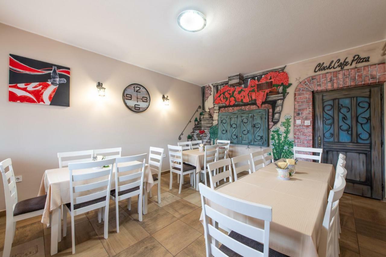 Clock Cafe Pizzeria Es Panzio Hotel ไฮจ์ดุสโซบอสโล ภายนอก รูปภาพ