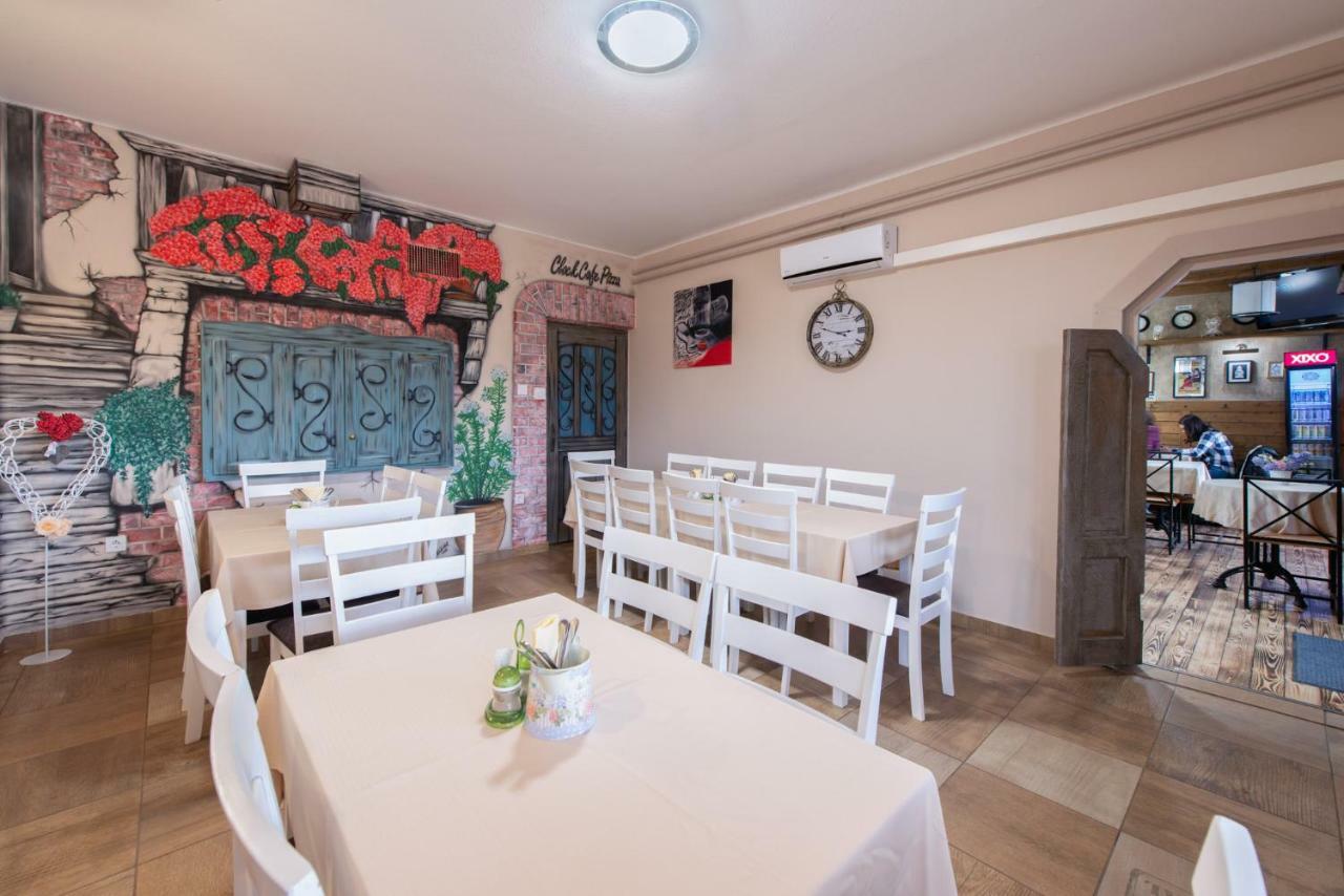 Clock Cafe Pizzeria Es Panzio Hotel ไฮจ์ดุสโซบอสโล ภายนอก รูปภาพ